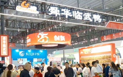 VLOG直擊長(zhǎng)沙農(nóng)博會(huì)：記者組團(tuán)打卡，舜華臨武鴨圈粉無(wú)數(shù)